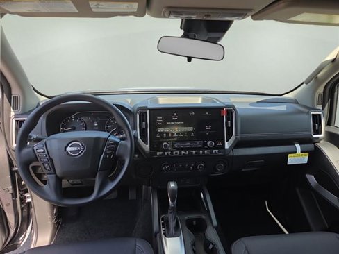 Used 2025 Nissan Frontier SV image 2