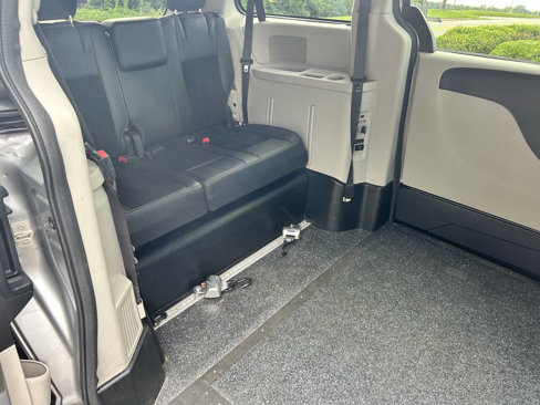 Used 2017 Dodge Grand Caravan SXT w/ Rear Park Assist Package image 8