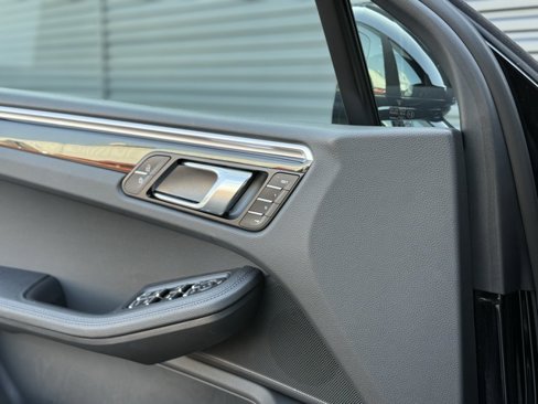 Certified 2025 Porsche Macan image 16