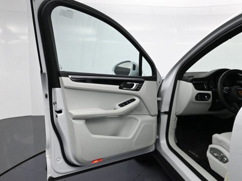 Certified 2025 Porsche Macan image 16