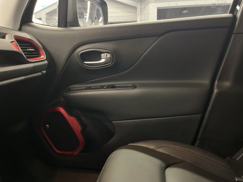 Used 2019 Jeep Renegade Trailhawk image 13
