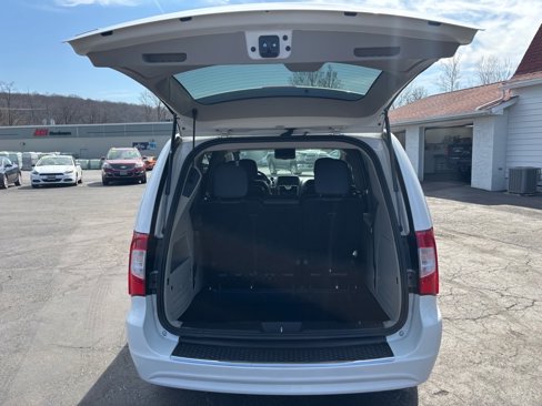 Used 2016 Chrysler Town & Country Touring image 24