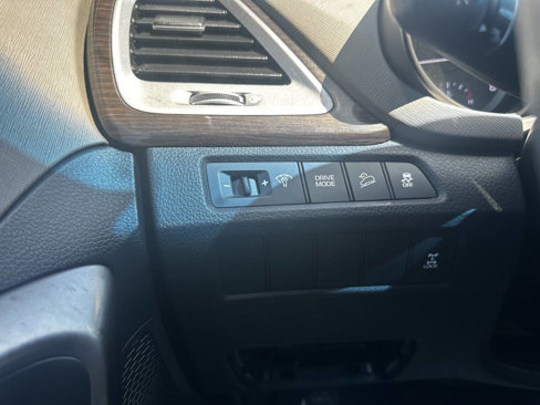 Used 2017 Hyundai Santa Fe SE image 29