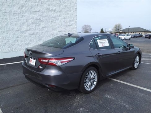 Used 2020 Toyota Camry XLE image 3