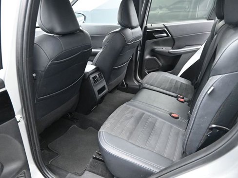 Used 2024 Mitsubishi Outlander SE image 13