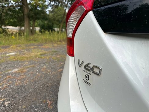 Used 2016 Volvo V60 T5 Cross Country image 11