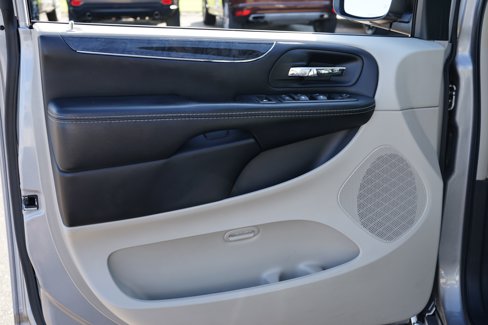 Used 2015 Chrysler Town & Country Touring image 14