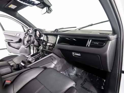 Certified 2025 Porsche Macan Turbo image 27