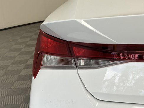 Used 2025 Hyundai Elantra SE image 9