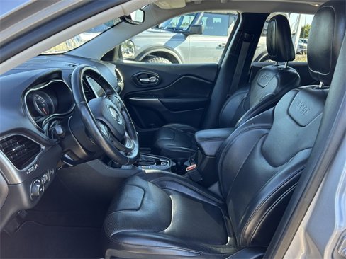 Used 2019 Jeep Cherokee Limited w/ Luxury Group image 6
