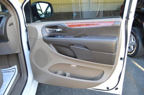 Used 2016 Chrysler Town & Country Touring-L image 32