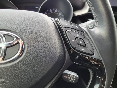 Used 2019 Toyota C-HR XLE image 21