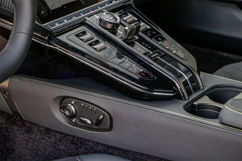 New 2025 Aston Martin V8 Vantage Coupe image 18