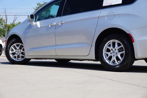 Used 2022 Chrysler Pacifica Touring-L image 13