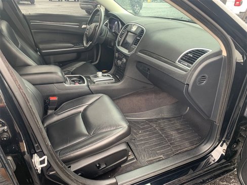 Used 2018 Chrysler 300 Touring L image 10