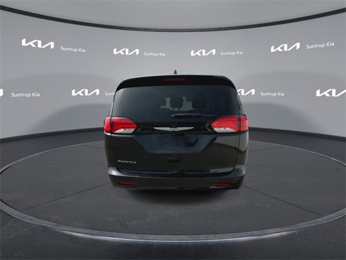 Used 2017 Chrysler Pacifica LX image 18