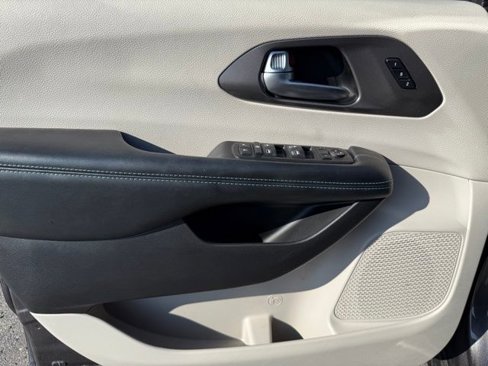 Used 2021 Chrysler Pacifica Touring-L image 12