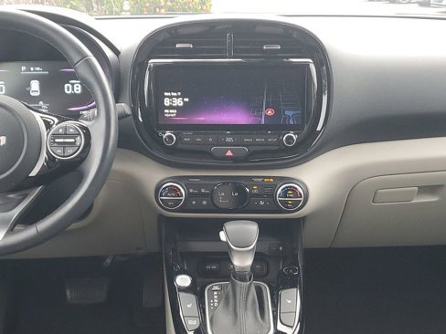 Used 2023 Kia Soul EX image 2