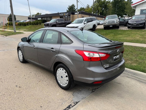 Used 2013 Ford Focus SE w/ SE Winter Pkg image 3