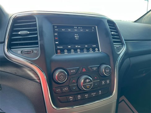 Used 2020 Jeep Grand Cherokee Laredo image 20