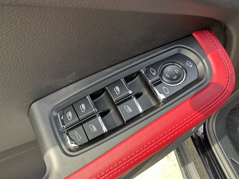 Used 2025 Porsche Macan image 15