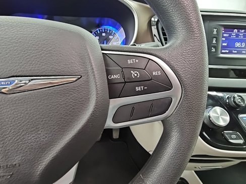 Used 2017 Chrysler Pacifica LX image 26