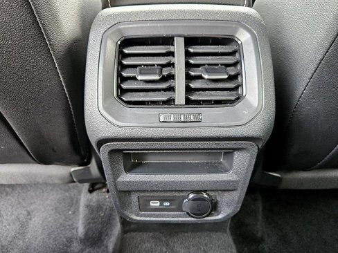 Used 2024 Volkswagen Tiguan SE image 11