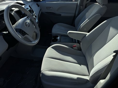 Used 2011 Toyota Sienna LE image 4