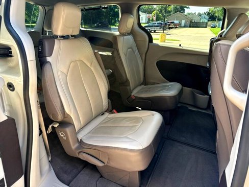 Used 2019 Chrysler Pacifica Touring-L Plus image 31