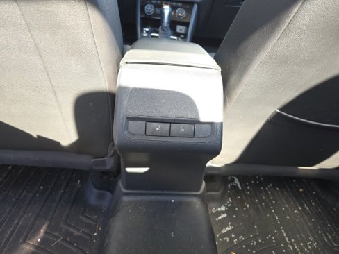 Used 2019 Volkswagen Jetta SE w/ Cold Weather Package image 24