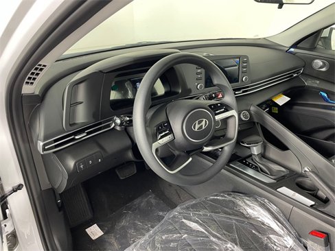 New 2025 Hyundai Elantra SE image 2