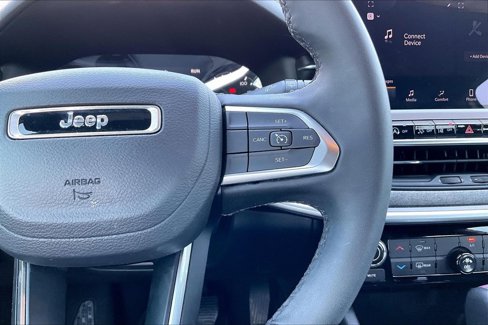 Used 2024 Jeep Compass Latitude image 11