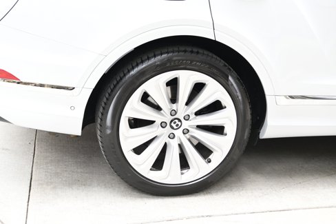 Used 2024 Bentley Bentayga image 23