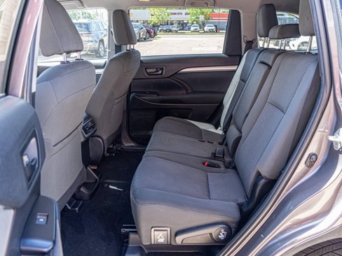 Used 2019 Toyota Highlander LE image 10