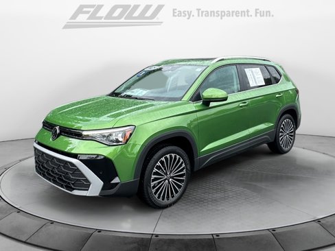 Used 2025 Volkswagen Taos SE image 3