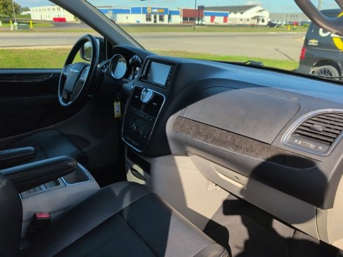 Used 2015 Chrysler Town & Country Touring image 33