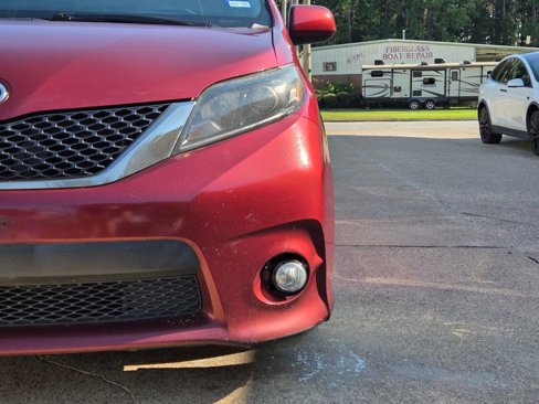 Used 2016 Toyota Sienna SE image 11