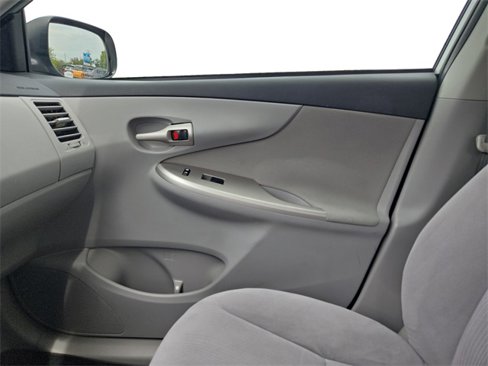 Used 2013 Toyota Corolla LE image 11