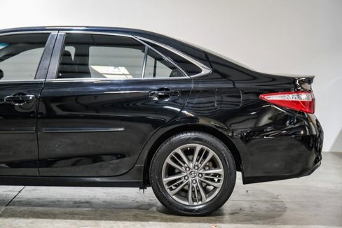 Used 2017 Toyota Camry SE image 19