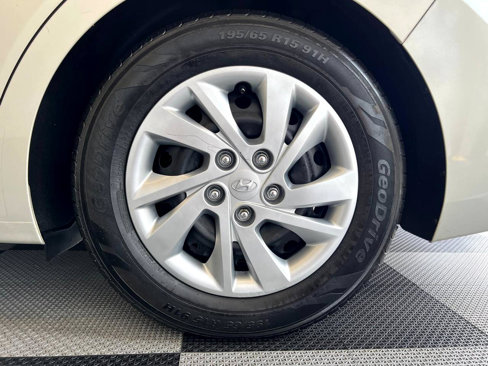 Used 2017 Hyundai Elantra SE image 28