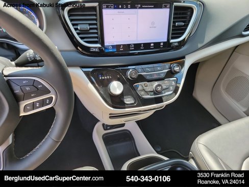 Used 2024 Chrysler Pacifica Touring-L image 35