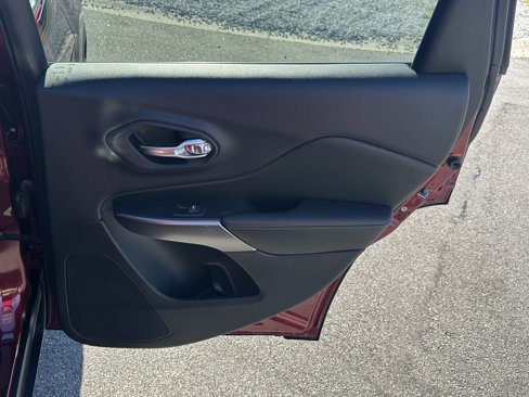 Used 2019 Jeep Cherokee Limited image 18