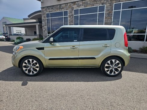 Used 2013 Kia Soul ! w/ Premium Pkg image 2