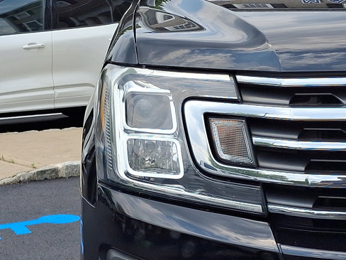Used 2020 Ford Expedition XLT w/ Equipment Group 202A image 9