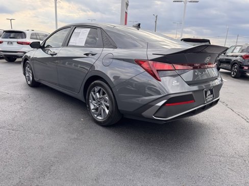 Used 2024 Hyundai Elantra SEL image 3