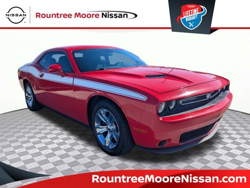 Used 2016 Dodge Challenger SXT image 1