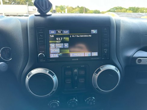 Used 2017 Jeep Wrangler Unlimited Rubicon image 14