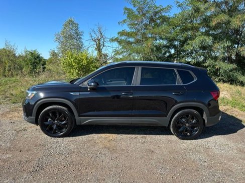 Used 2023 Volkswagen Taos SE w/ Panoramic Sunroof Package image 3