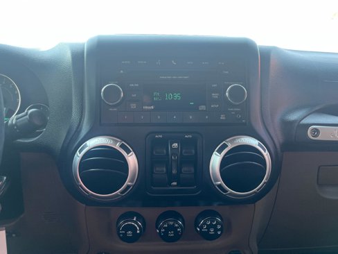 Used 2011 Jeep Wrangler Unlimited Rubicon w/ Connectivity Group image 33