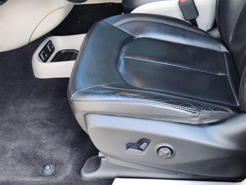 Used 2018 Chrysler Pacifica Touring-L image 8